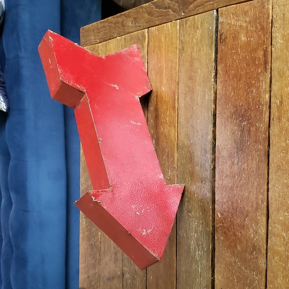 Red Metal Arrow Decor - Picture 3 of 10